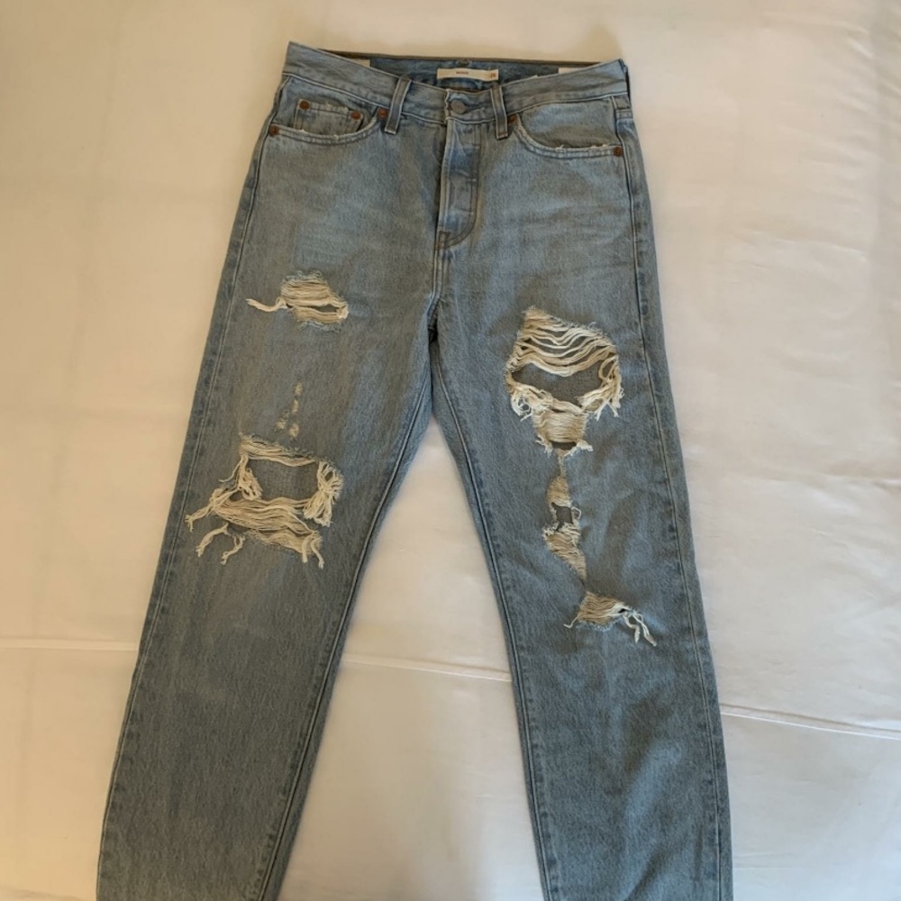 Levi’s Wedgie Fit Distressed Denim - Picture 2 of 3